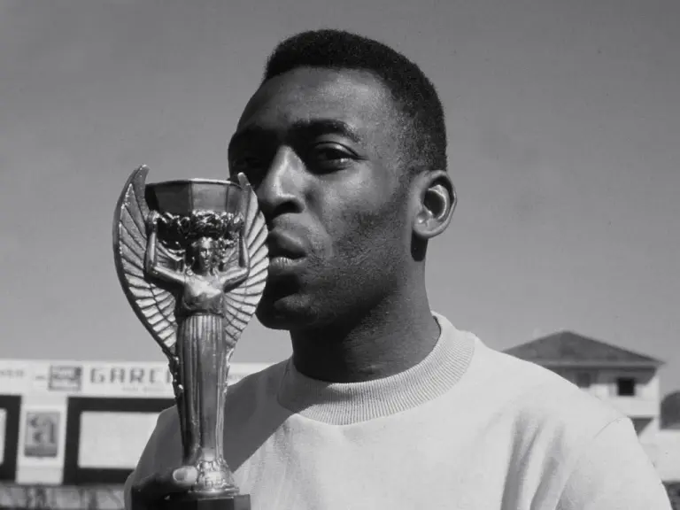 Pallone d'oro alla carriera per Pelè