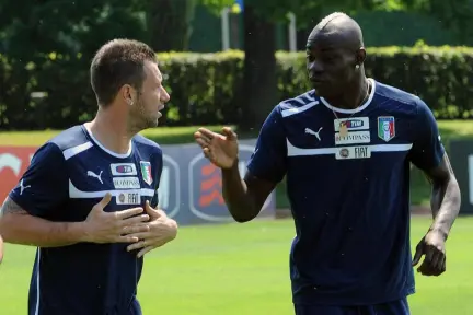 De Rossi fuori, Balotelli isolato e Cassano spacca i bicchieri