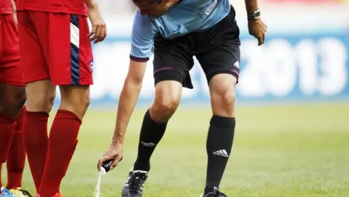 Arbitri con la bomboletta spray
