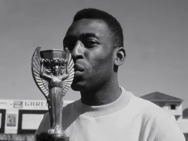 Pallone d'oro alla carriera per Pelè